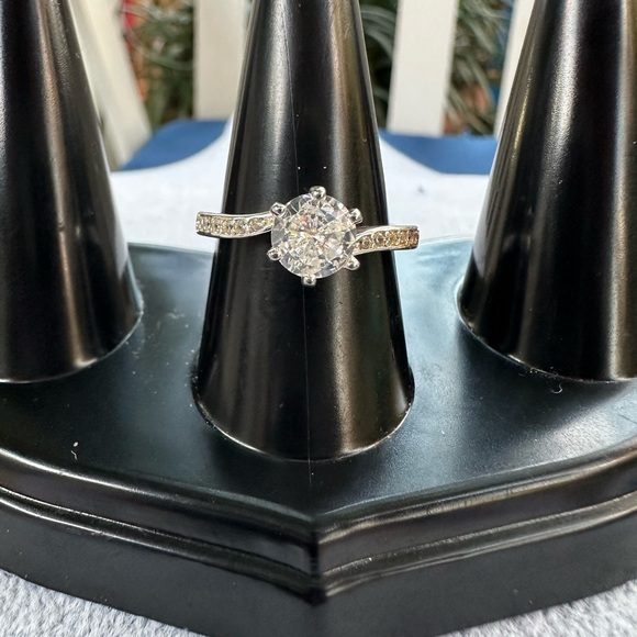 New 925 Italy Sterling Silver Elegant Women's Ring with Clear Stones Size 7 - Picture 4 of 11